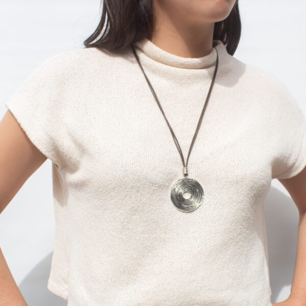 Colgante Mujer con Colgante Espiral Reversible Plata Vieja y Cuero