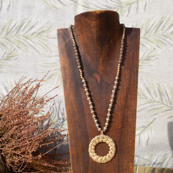 IMG_1395 AMICHI- Collar Largo de Cristal Facetado con Círculo Dorado