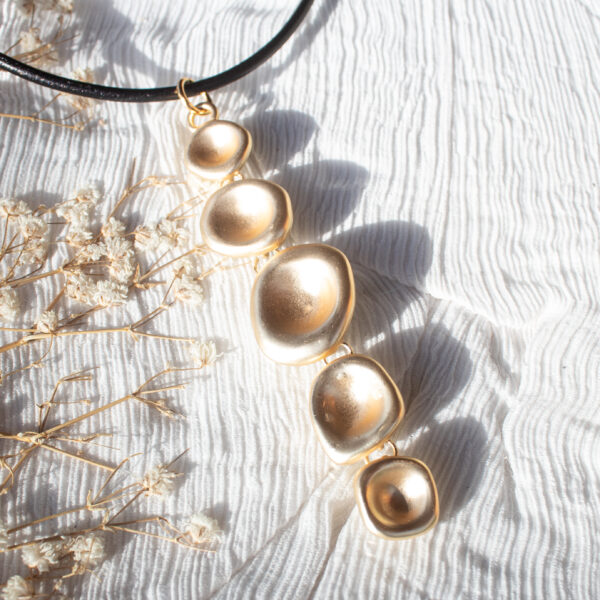 AMICHI - Colgante de Cuero Negro con Círculos Irregulares Dorados y Plateados