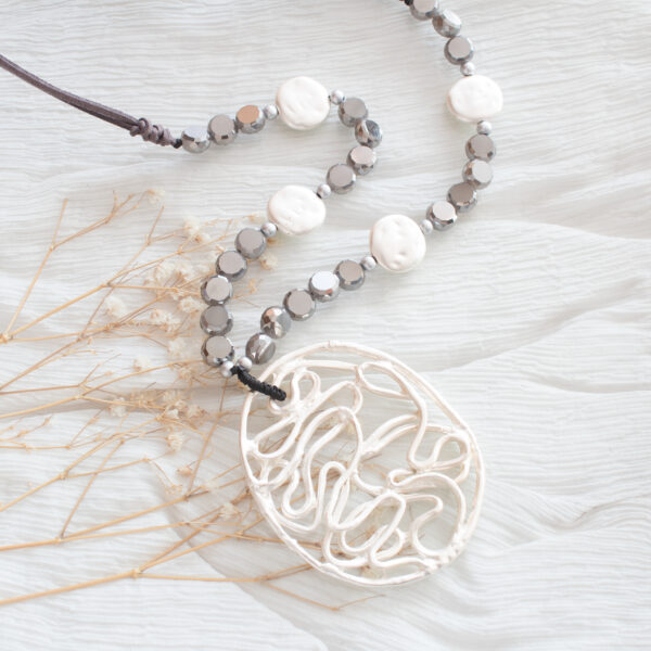 AMICHI - Collar Largo de Antelina con Círculo Ovalado Plateado