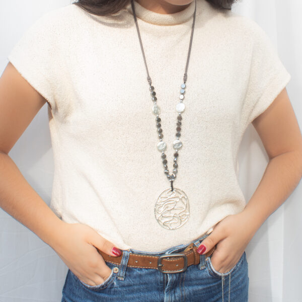 AMICHI - Collar Largo de Antelina con Círculo Ovalado Plateado