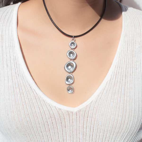 AMICHI - Colgante de Cuero Negro con Círculos Irregulares Dorados y Plateados