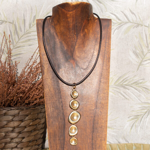 AMICHI - Colgante de Cuero Negro con Círculos Irregulares Dorados y Plateados