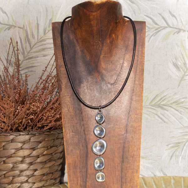 AMICHI - Colgante de Cuero Negro con Círculos Irregulares Dorados y Plateados