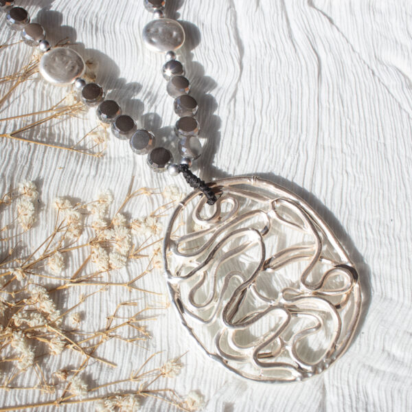 AMICHI - Collar Largo de Antelina con Círculo Ovalado Plateado