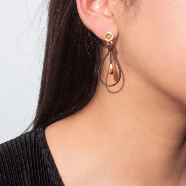 ChatGPT Image 27 oct 2025, 12_14_52 Pendientes de Zamak en Forma de Gota con Cuero