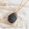 AMICHI - Collar con Piedra Labradorita Natural y Cadena de Acero Inoxidable