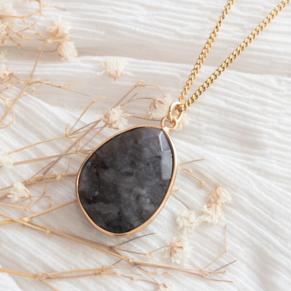 AMICHI - Collar con Piedra Labradorita Natural y Cadena de Acero Inoxidable