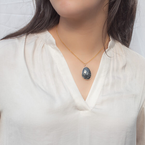 AMICHI - Collar con Piedra Labradorita Natural y Cadena de Acero Inoxidable