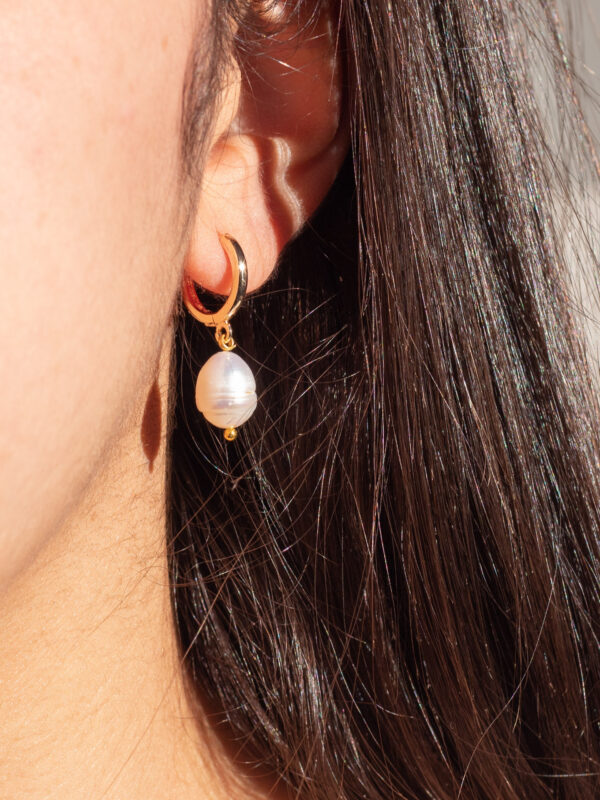 AMICHI- Pendientes de Perlas Naturales con Aro Dorado Chapado en Oro