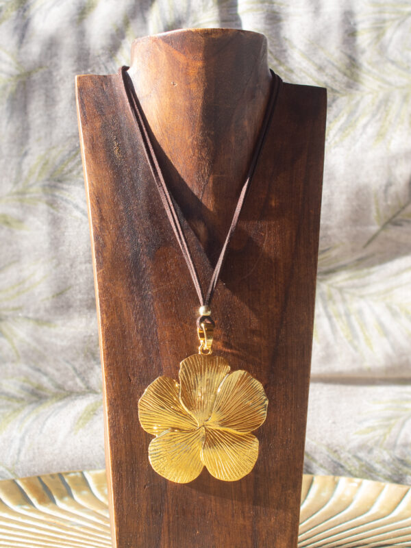 Collar Largo Mujer Flor Dorada con Antelina Marrón