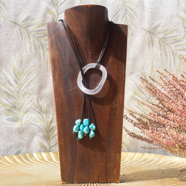 Colgante de Turquesas y Cuero Estilo Boho Chic
