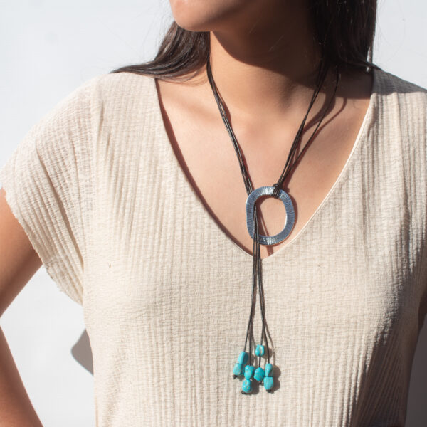 Colgante de Turquesas y Cuero Estilo Boho Chic